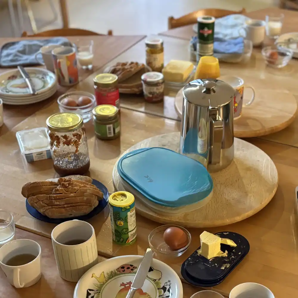 Ein reich gedeckter Tisch mit allem, was für ein gesundes und reichhaltiges Frühstück nötig ist.